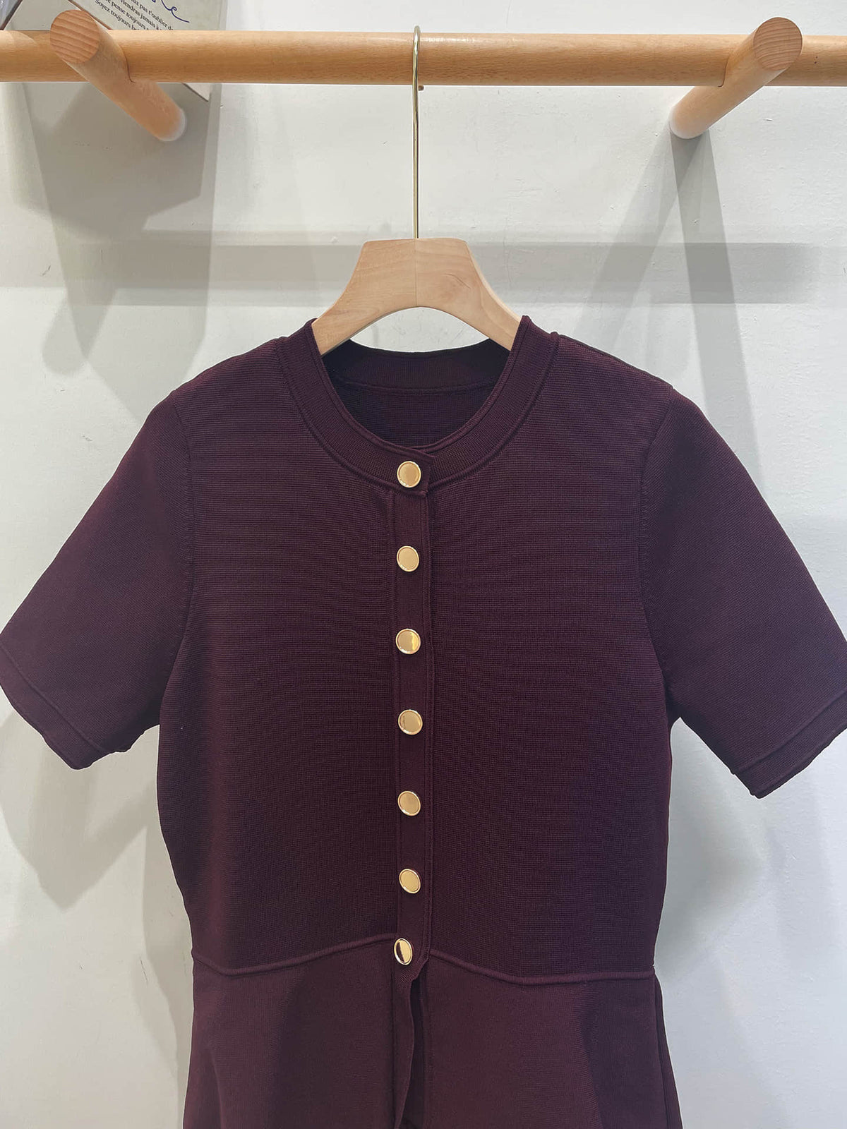 Women's short-sleeved fitted knit dress