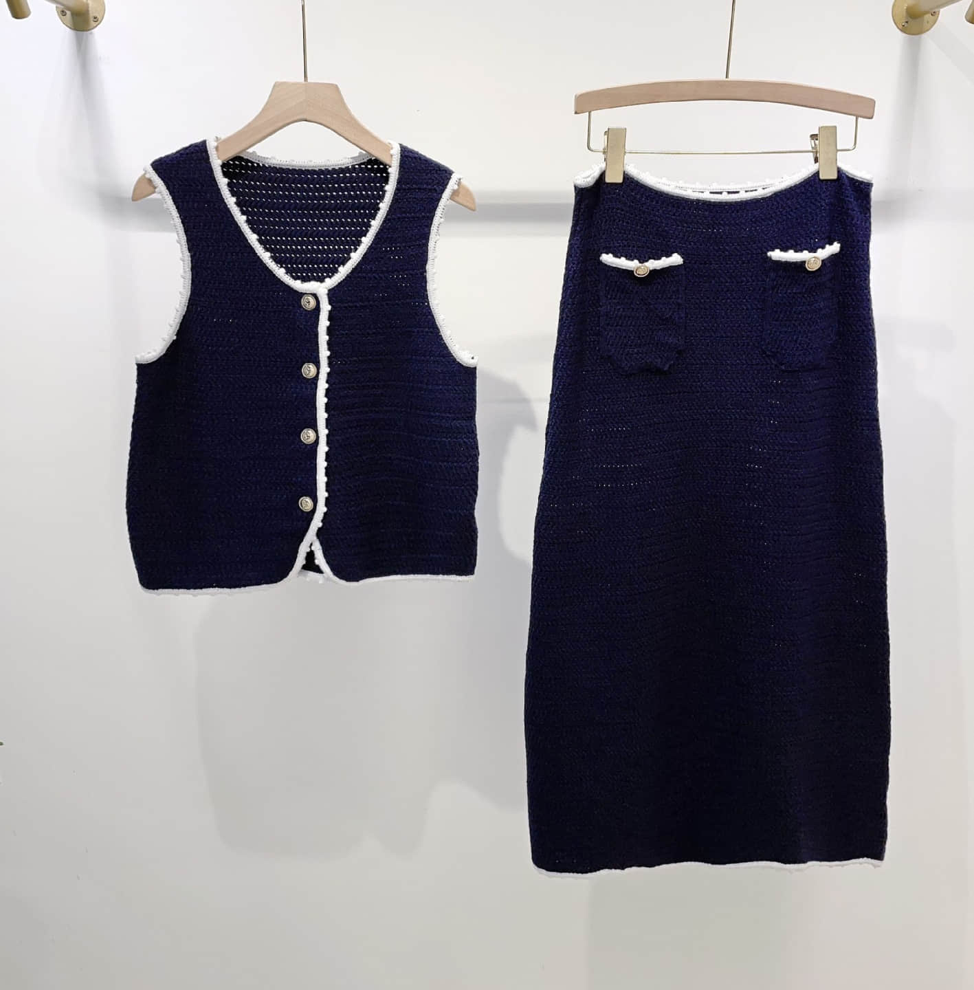 Round neck vest and skirt two-piece suit