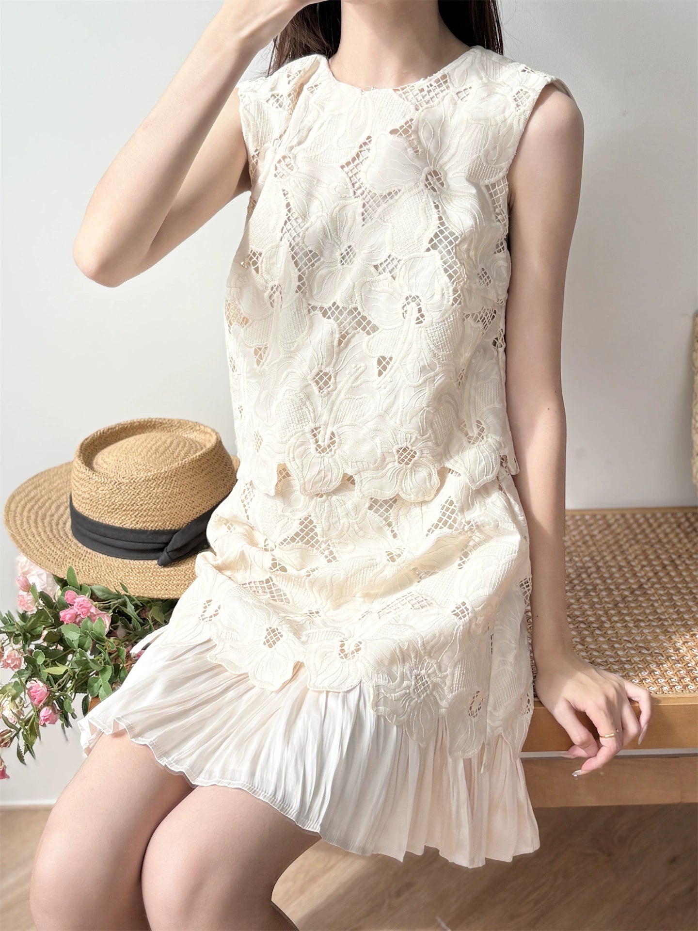 Women's sleeveless round neck embroidered dress