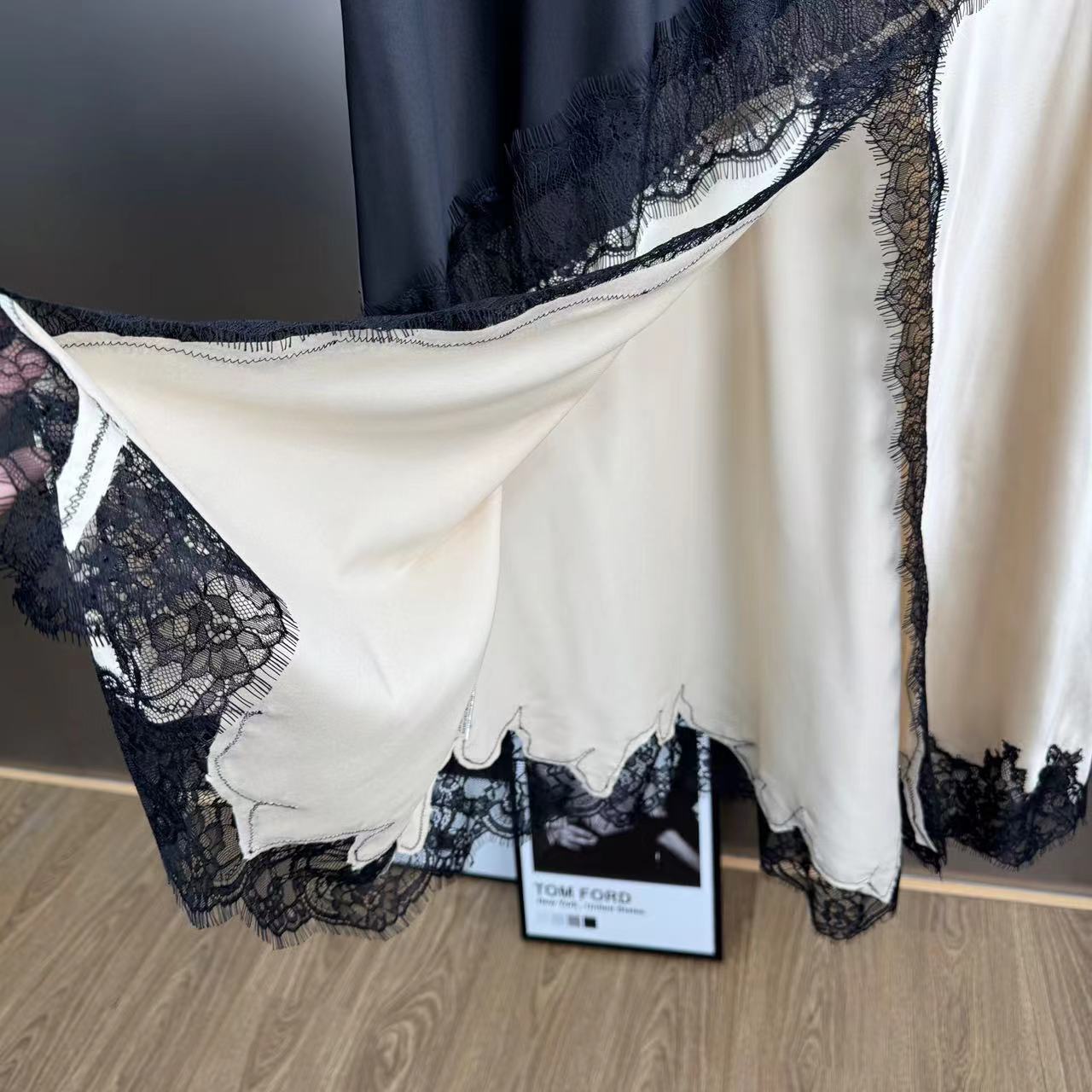 Women's lace hollow skirt
