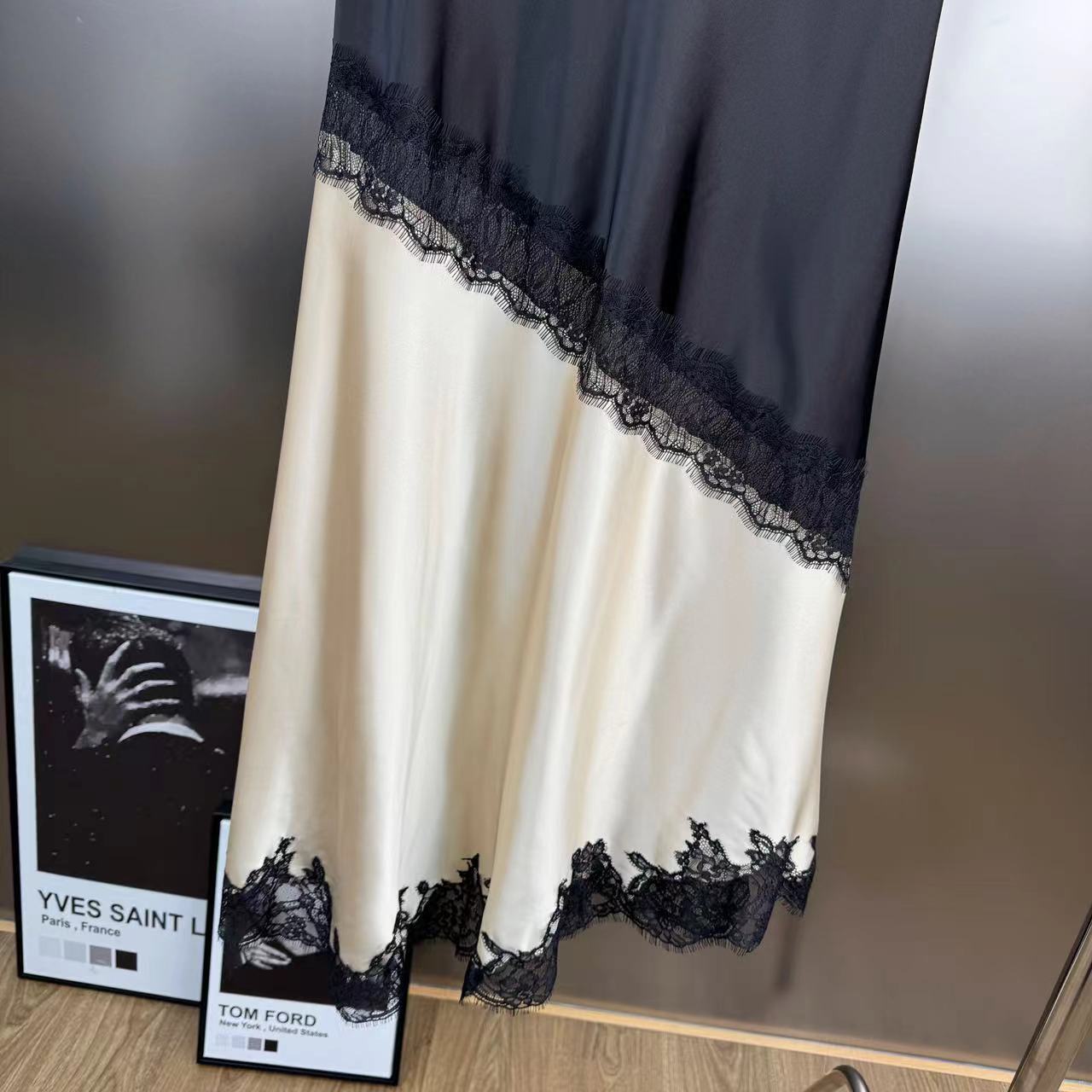 Women's lace hollow skirt