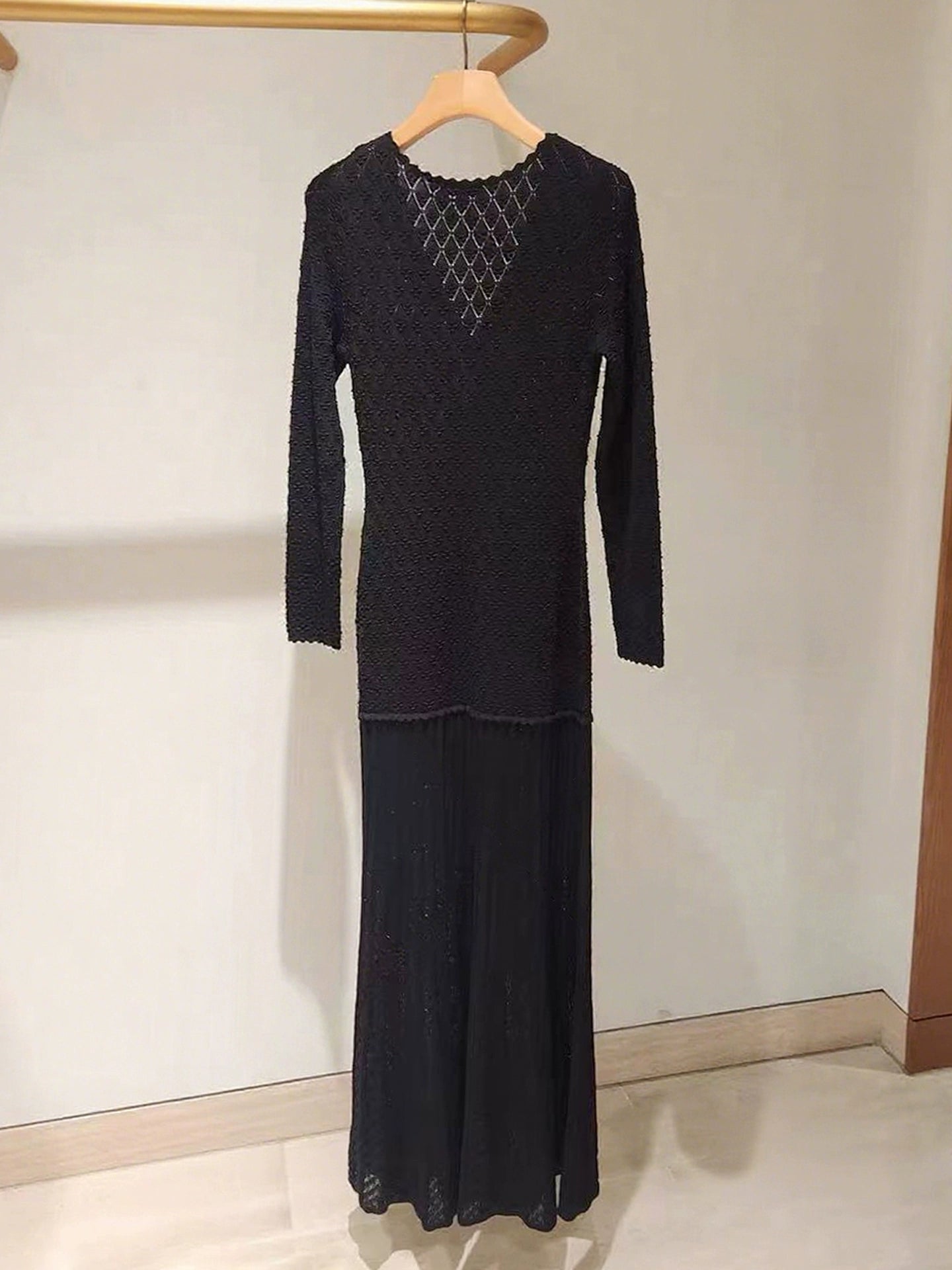 Women's V-neck black knitted long-sleeved dress