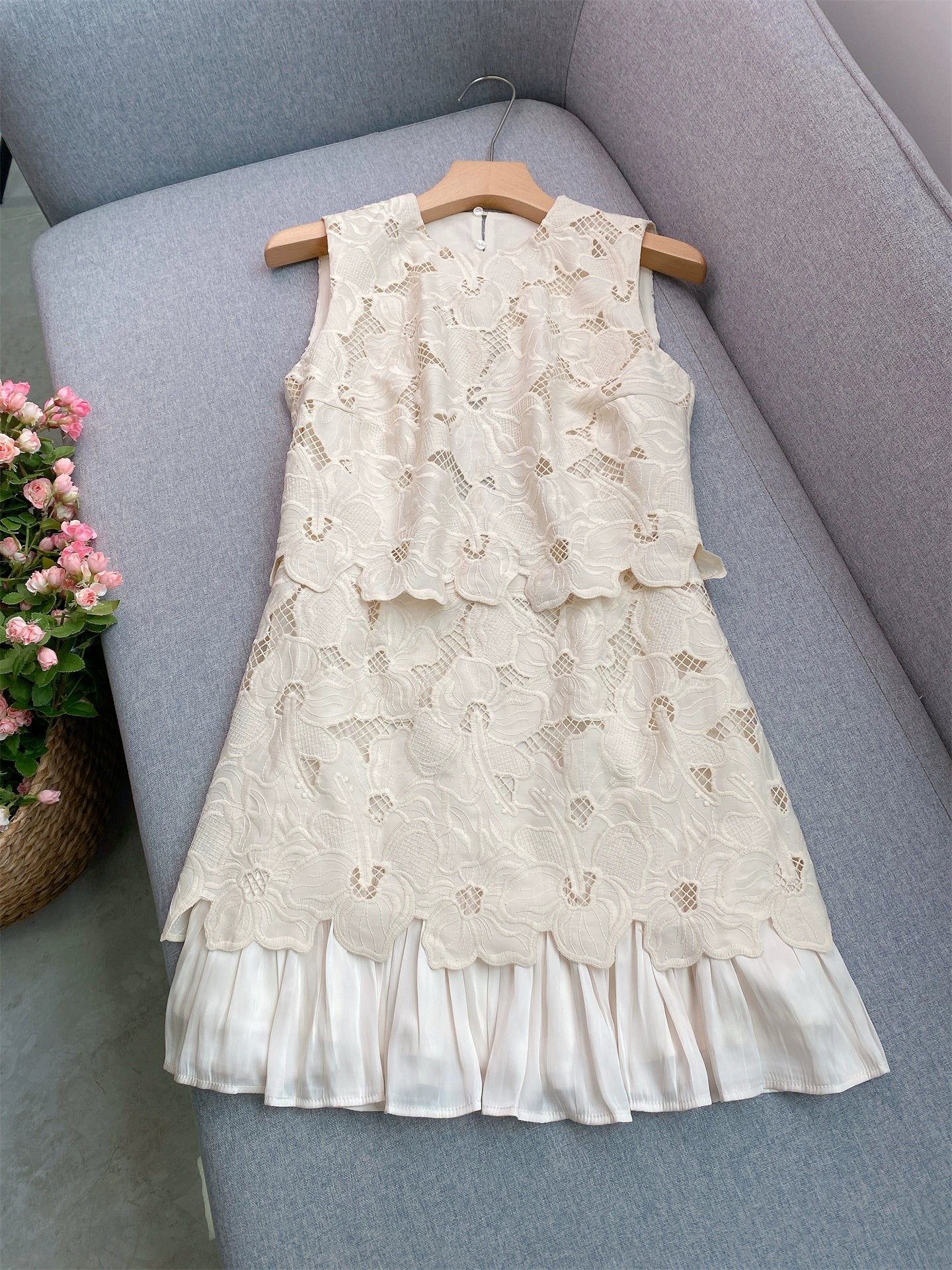 Women's sleeveless round neck embroidered dress