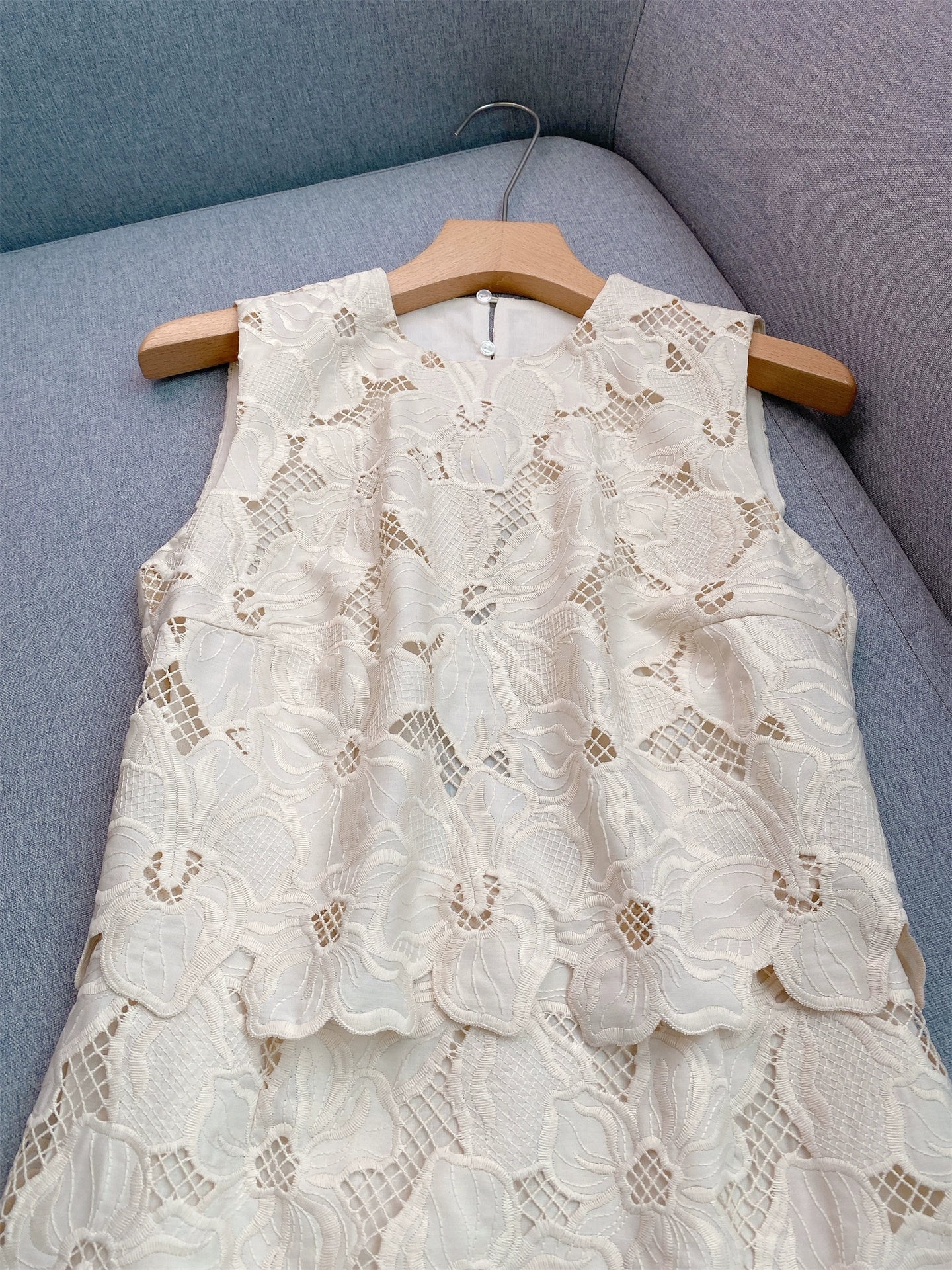 Women's sleeveless round neck embroidered dress