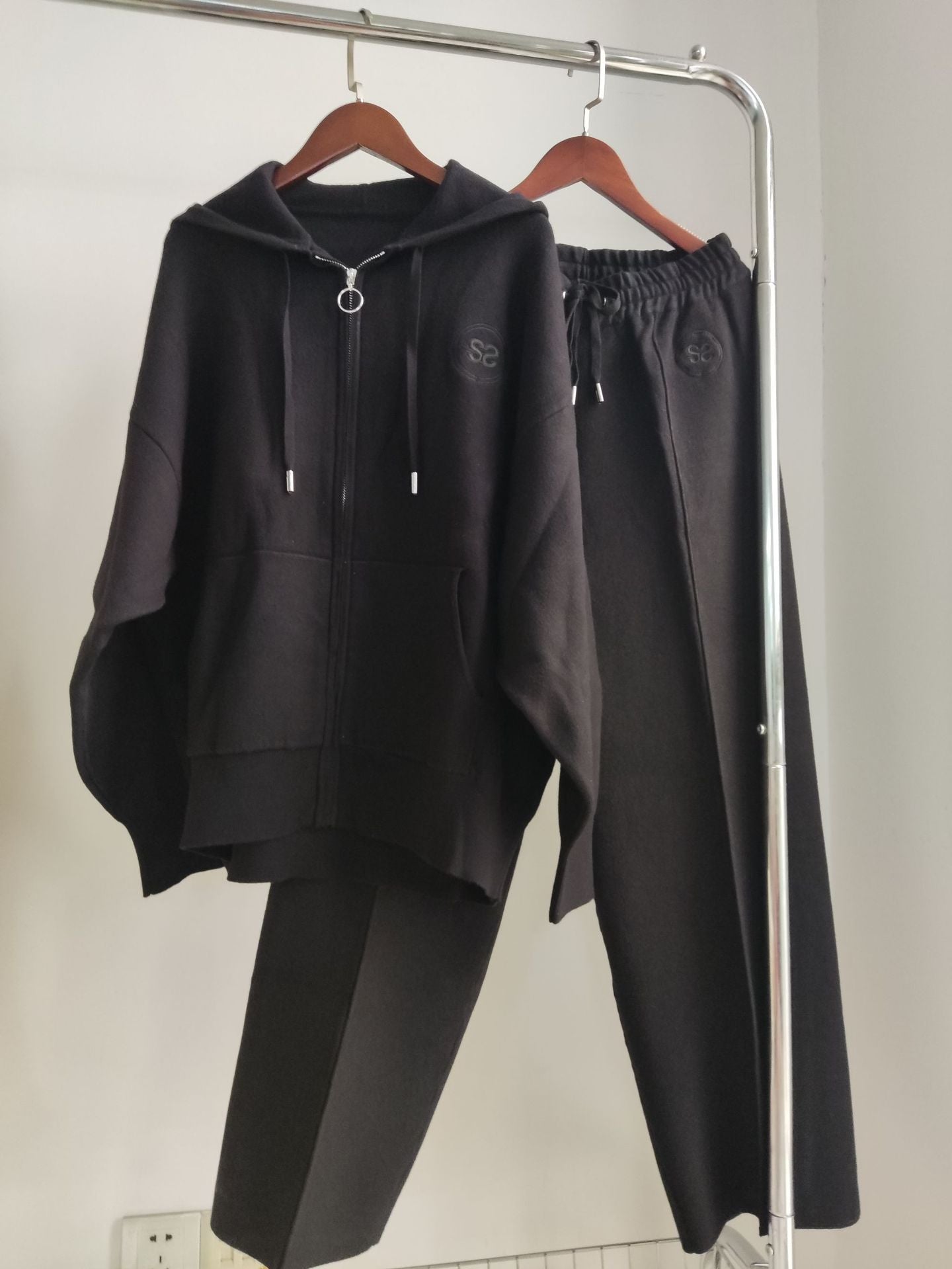 Women's black sports two-piece suit