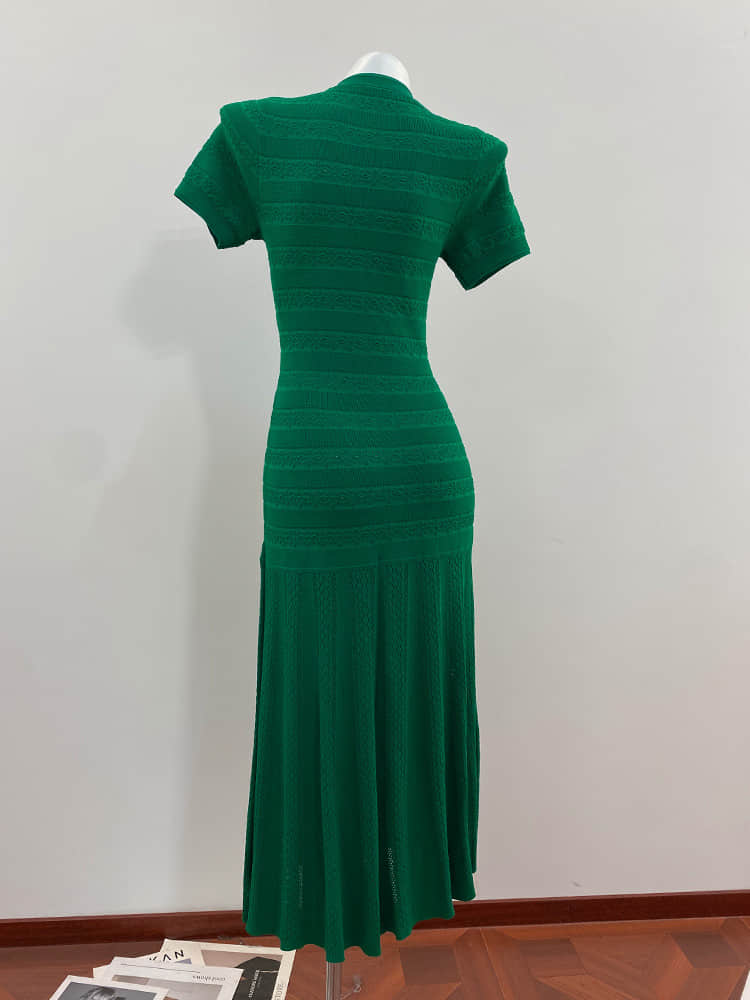 Green short-sleeved single-breasted knitted dress