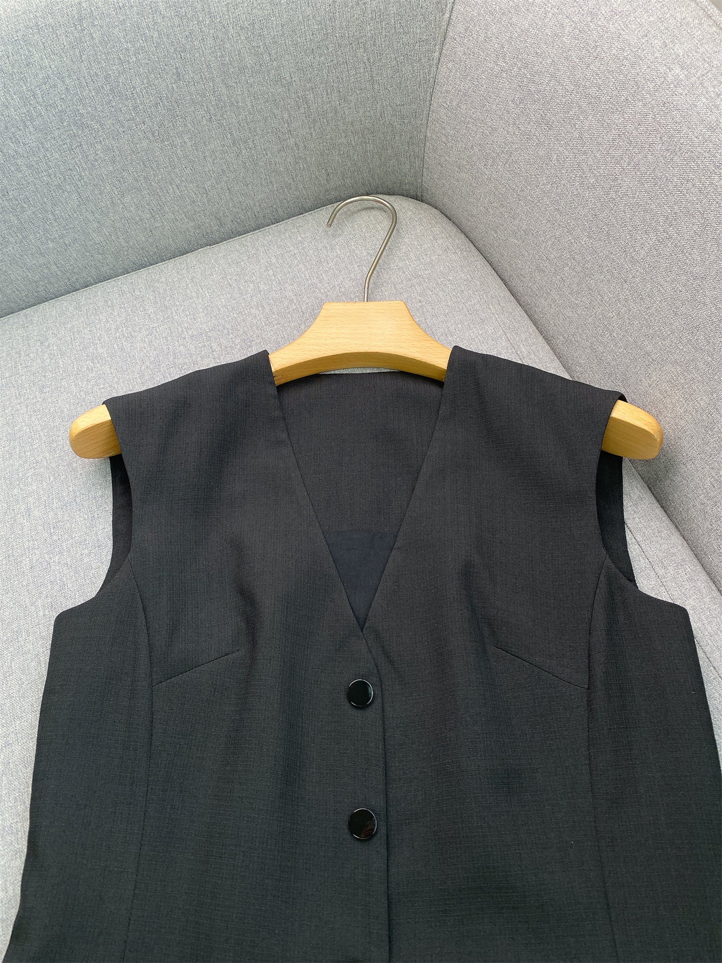 Women's black sleeveless dress