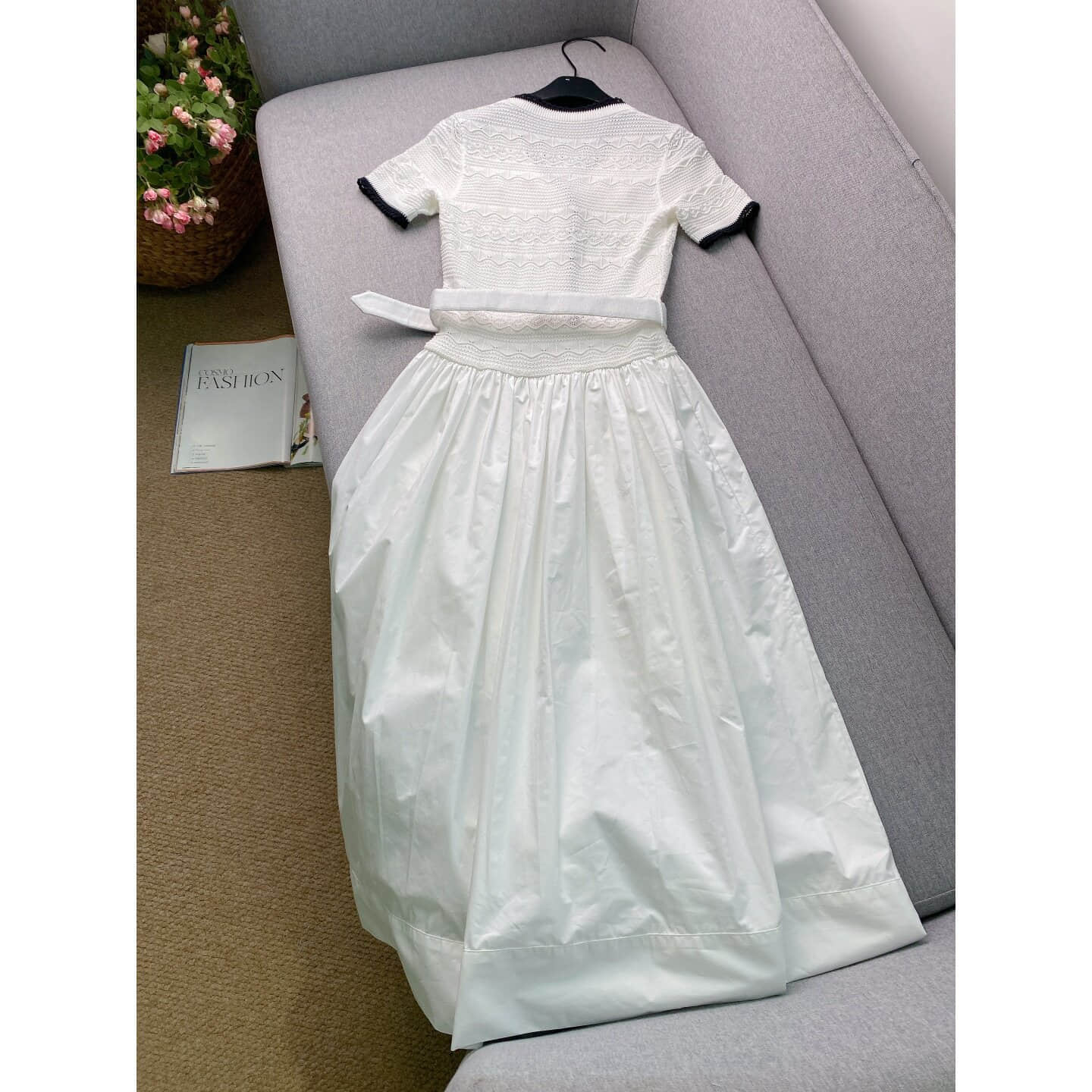 Women's white V-neck knitted short-sleeved dress