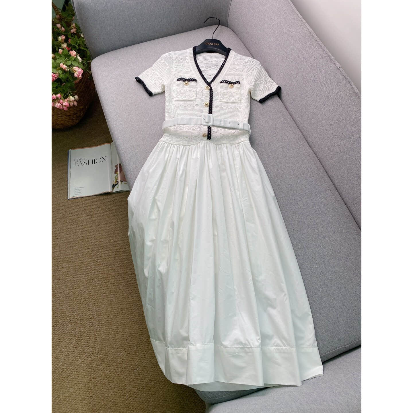 Women's white V-neck knitted short-sleeved dress