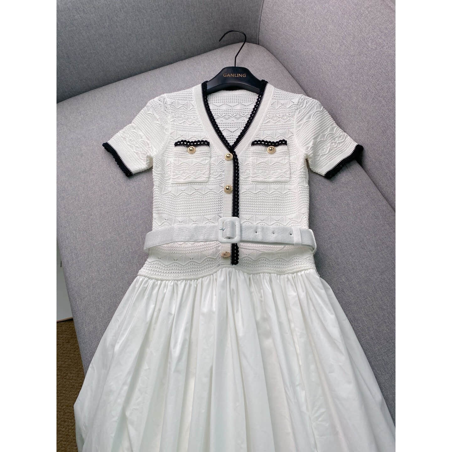 Women's white V-neck knitted short-sleeved dress