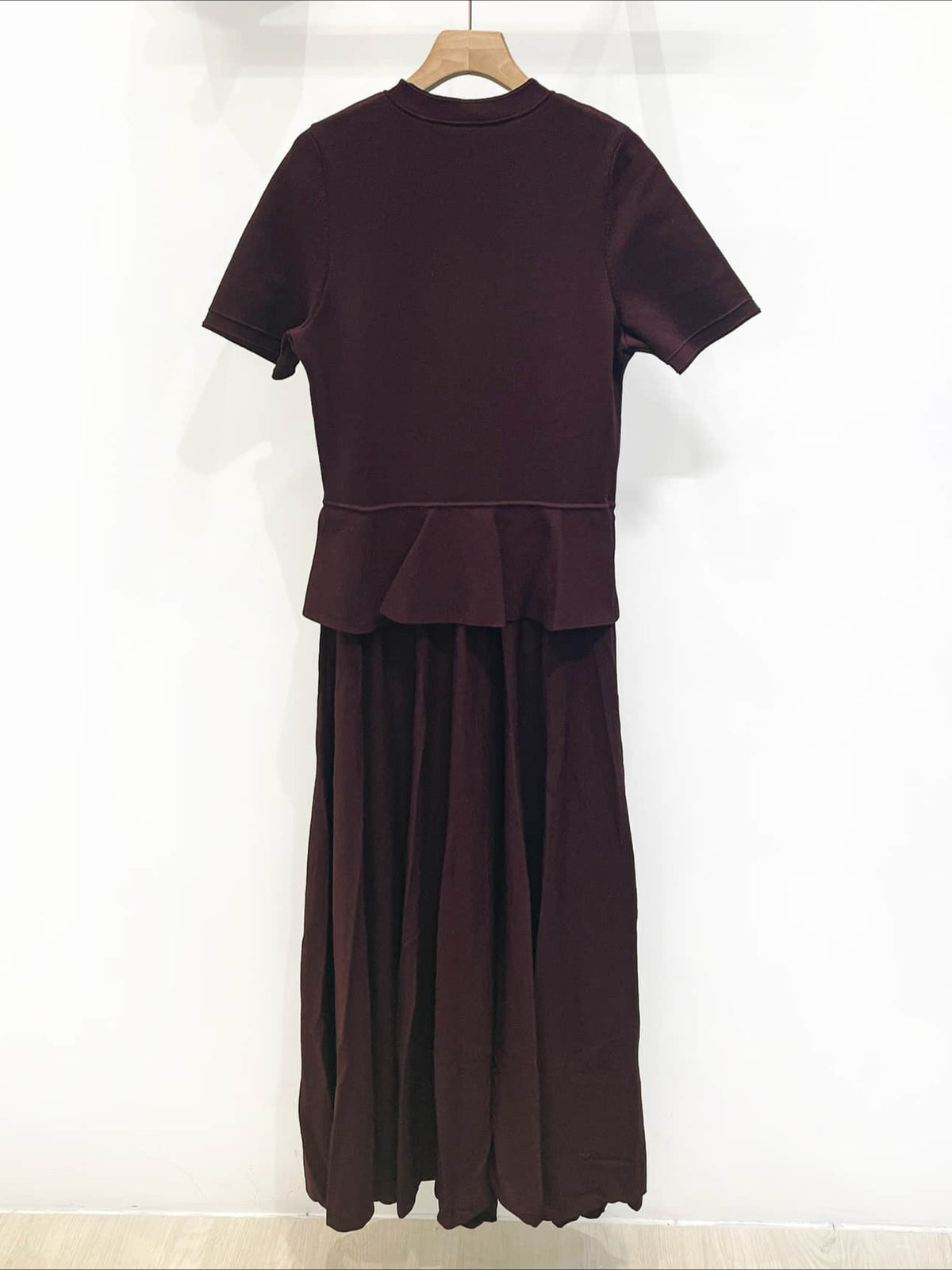 Women's short-sleeved fitted knit dress
