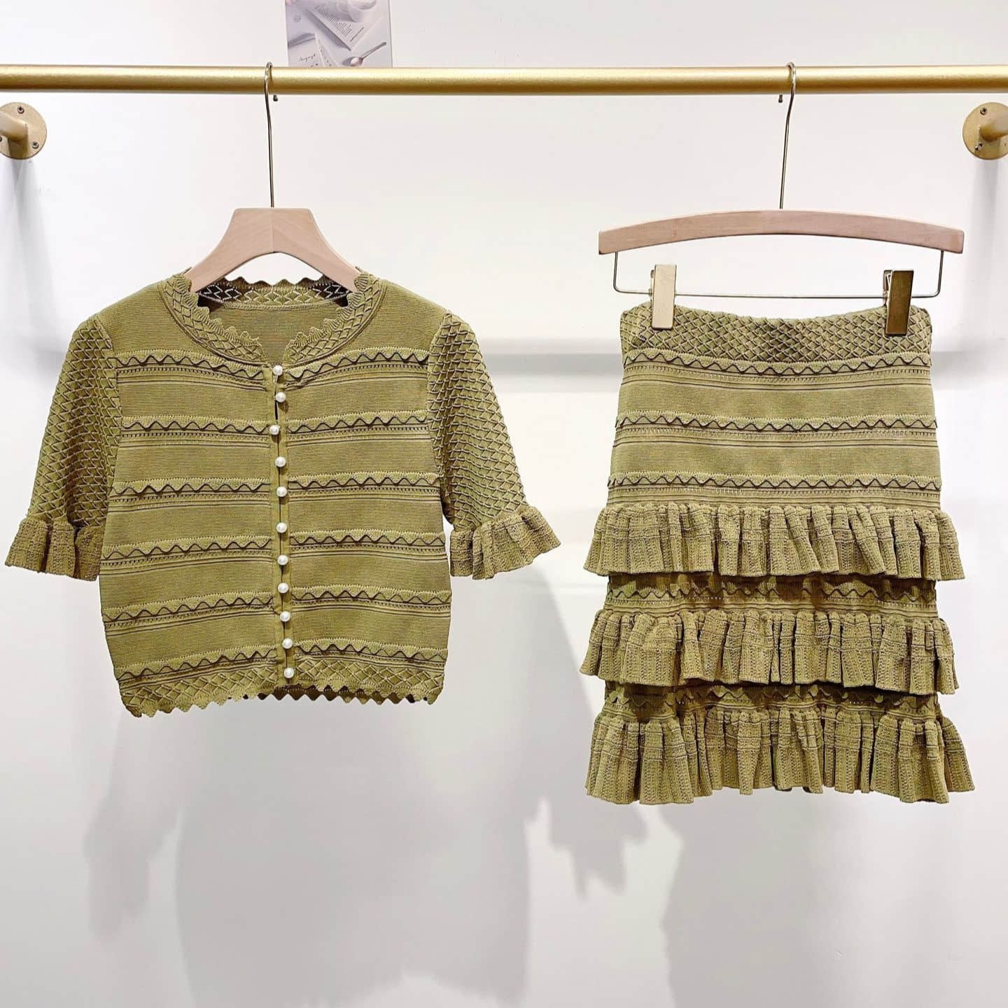 Women's green knitted short-sleeved two-piece suit