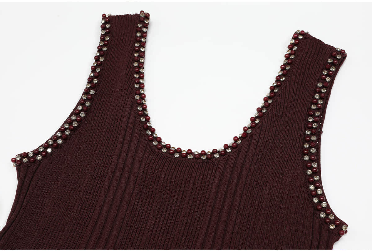 Two women‘s long-sleeved diamond-stitched knit suits