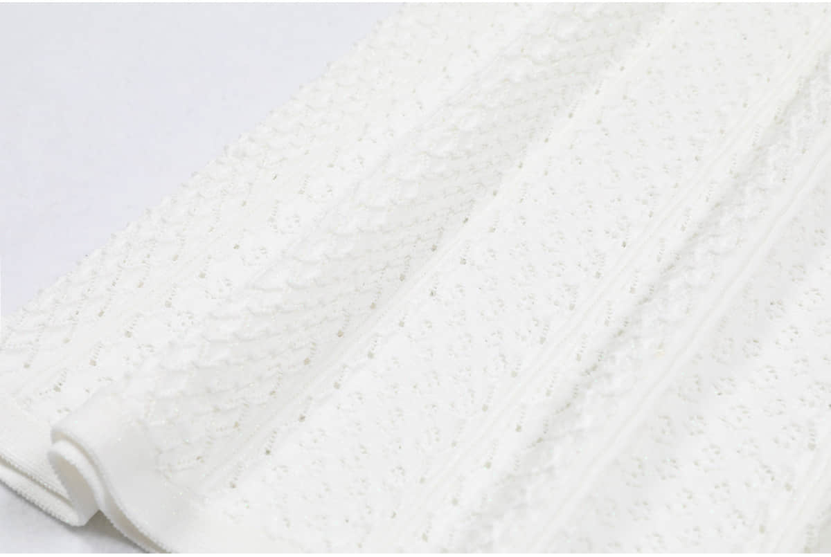 White short-sleeved slim knitted dress