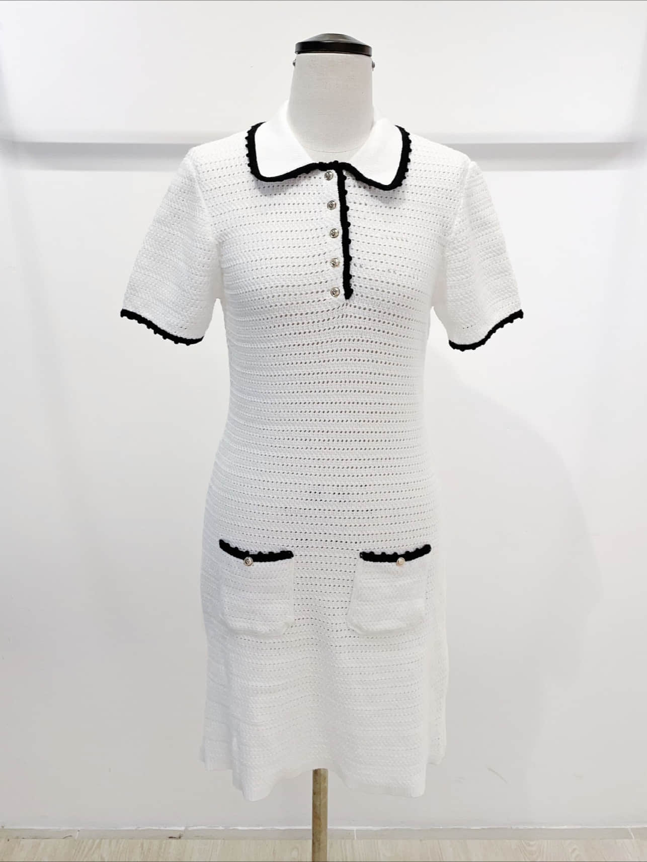 White lapel pocket knit dress