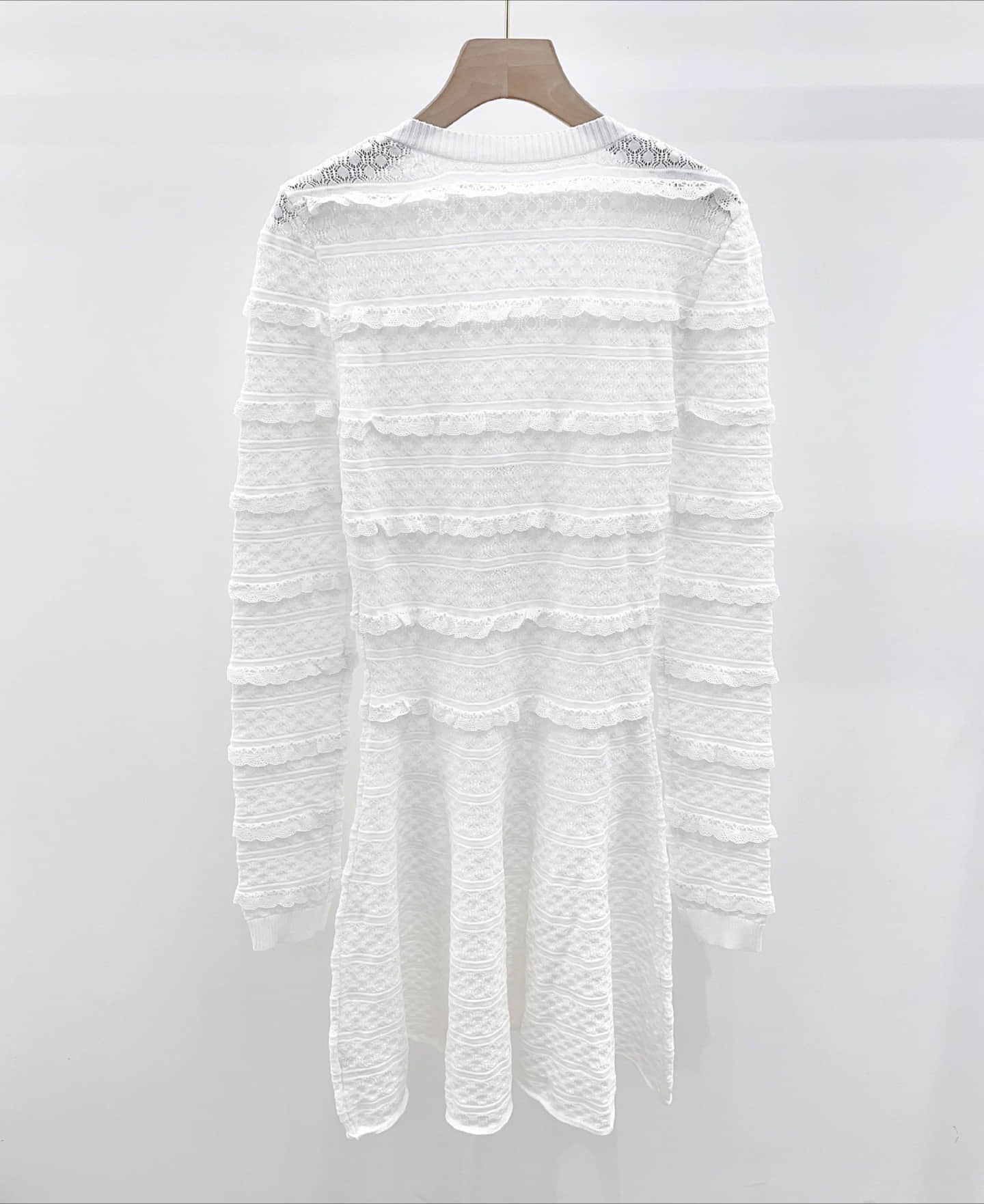 White V-neck long-sleeved knitted dress