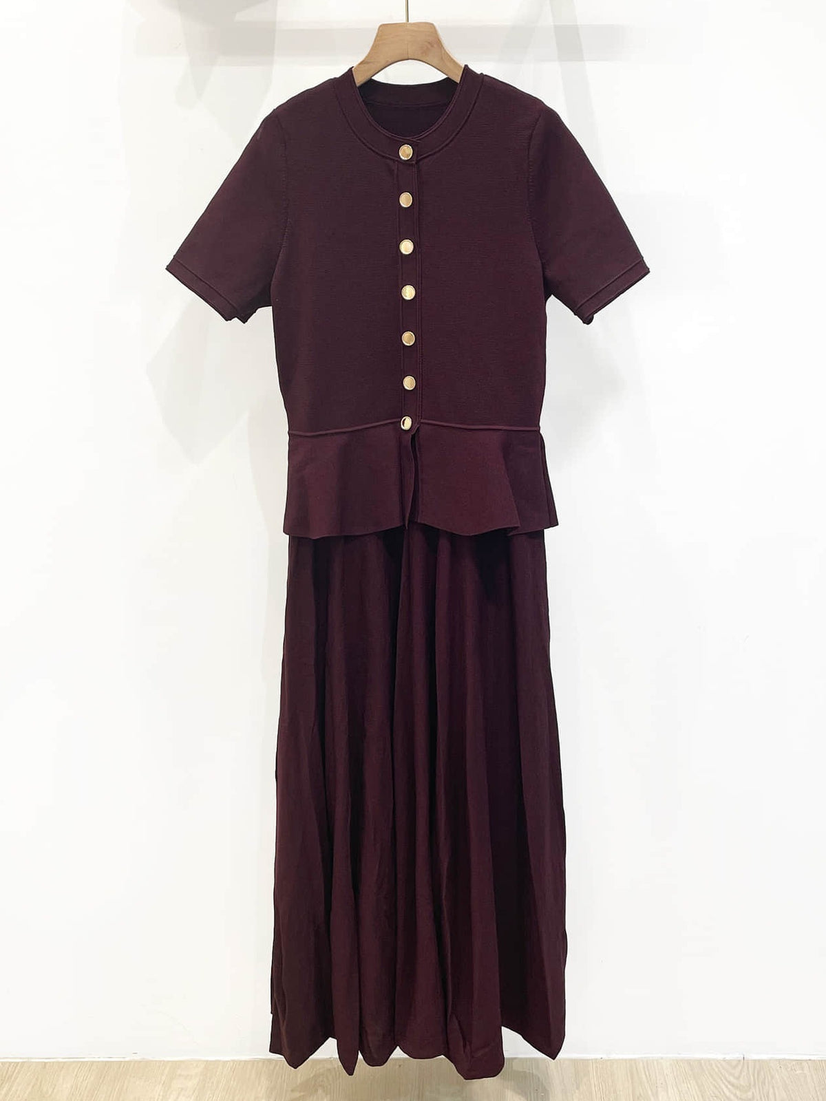 Women's short-sleeved fitted knit dress
