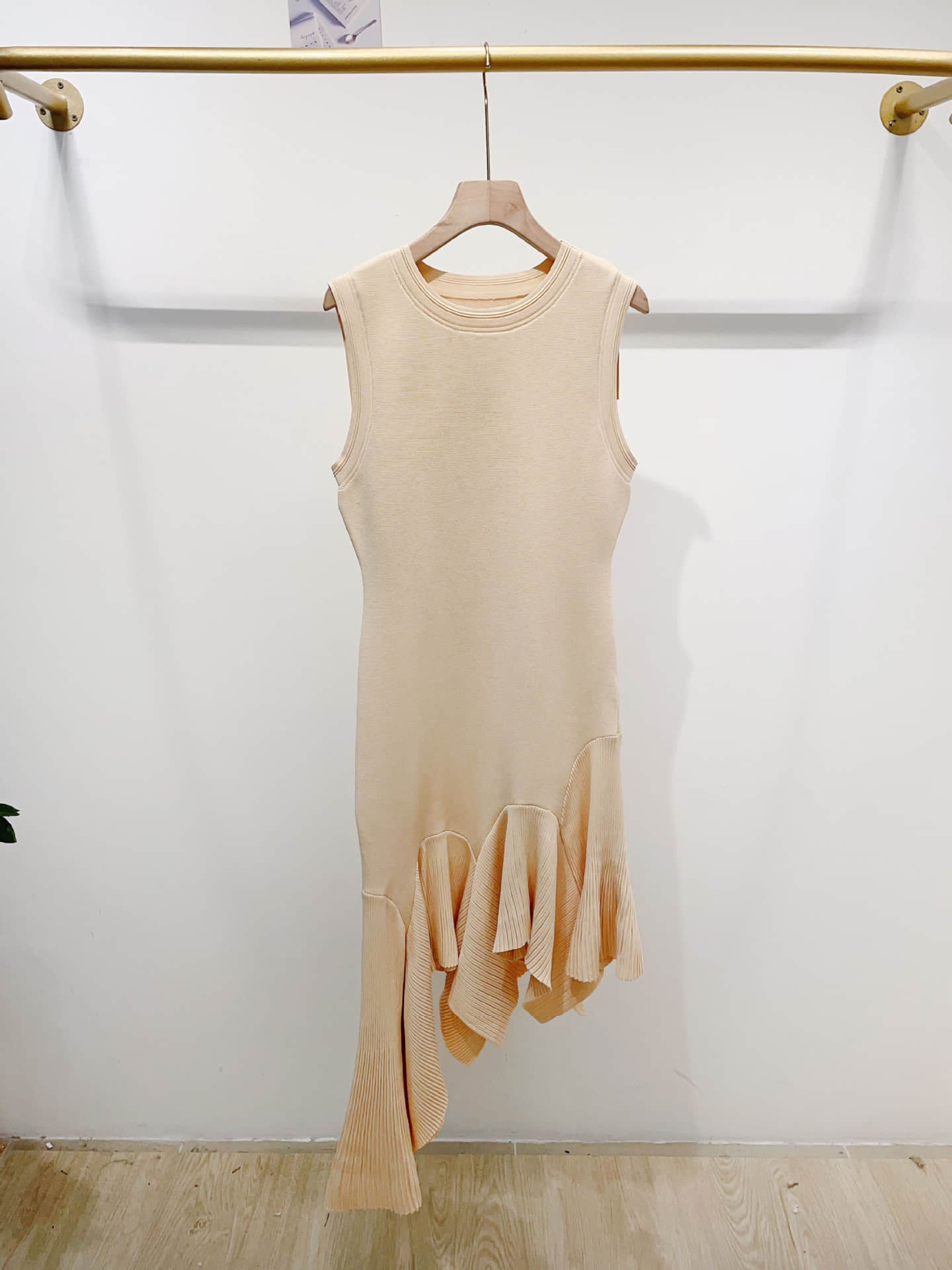 Asymmetrical crew neck knitted dress