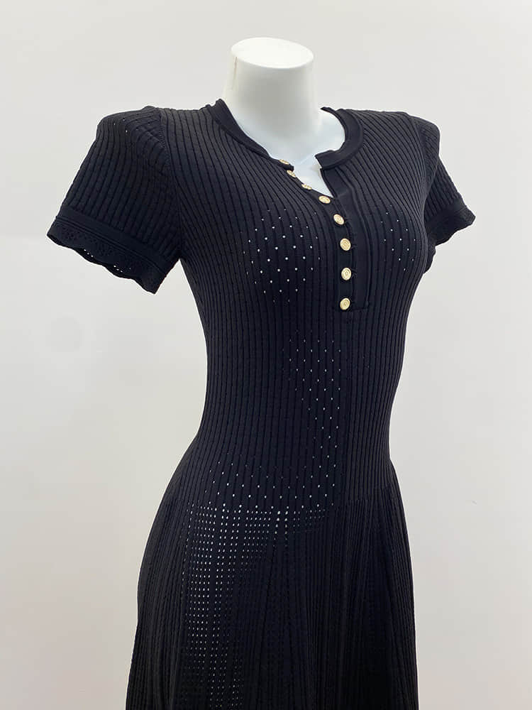 Black round neck sleeveless knitted dress