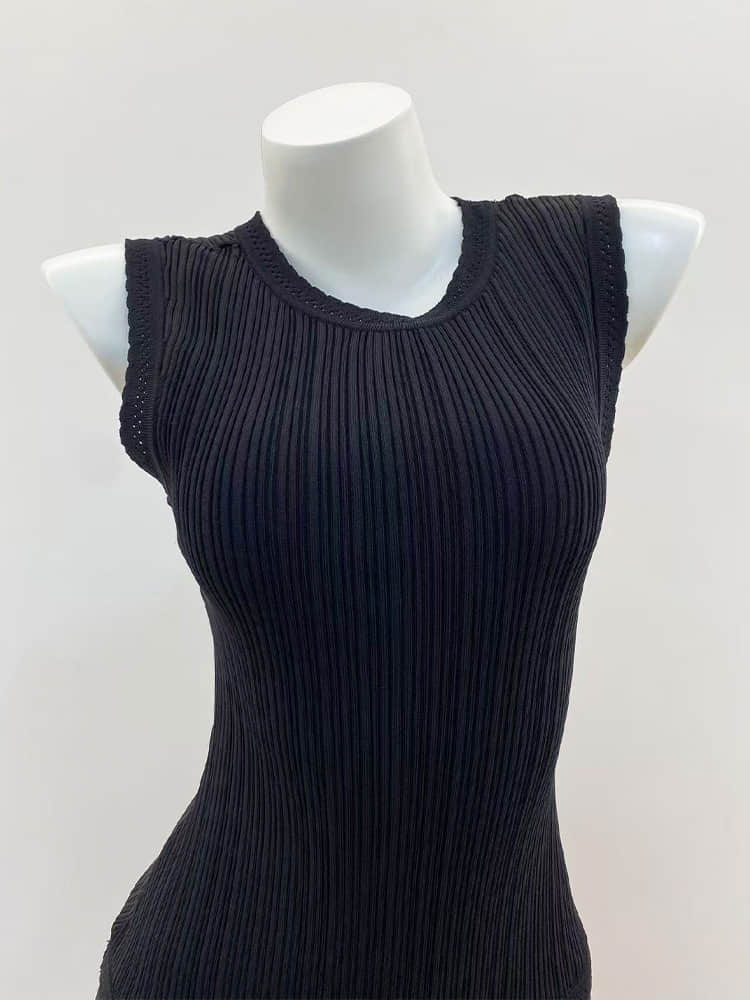 Black round neck sleeveless knitted dress