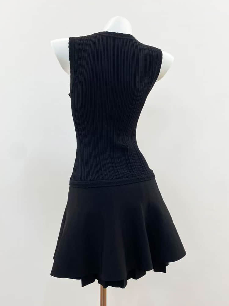 Black round neck sleeveless knitted dress